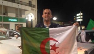 Célébrations à Alger après que Bouteflika renonce à un 5e mandat