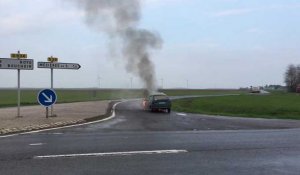 Une voiture en feu sur l'axe Amiens-Roye