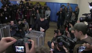 Présidentielle en Ukraine : le favori V. Zelensky vote à Kiev