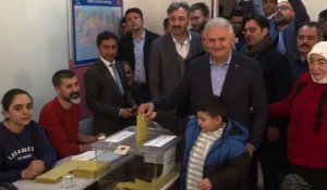 Turquie : l'ex-premier ministre Yildirim vote aux municipales