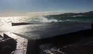 Le vent souffle fort en bord de mer à Marseille