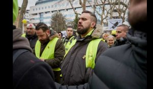 De la peinture jaune sur la maison et la voiture du Gilet jaune Éric Drouet