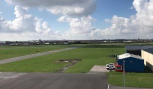 La piste de l'aéroport de Prouvy vue depuis la tour de contrôle