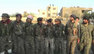 Des combattants des FDS célébrent la victoire imminente contre l'EI