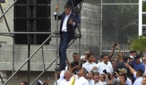 Venezuela: Guaido salue ses supporters depuis un échafaudage