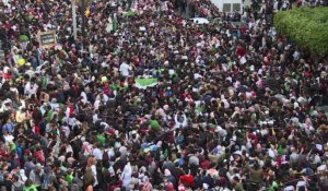 Des étudiants manifestent dans le centre d'Alger