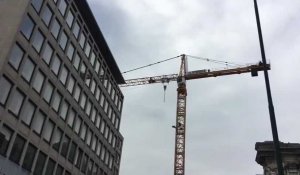 Bruxelles: un homme monte en haut d'une grue et menace de se suicider!