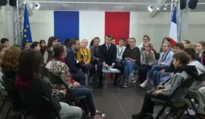 Grand débat: Macron rencontre des enfants à Angers