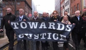 "Bloody Sunday": les familles des victimes défilent