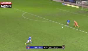 Football : un attaquant anglais inscrit un but très fourbe (vidéo)