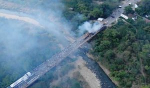 Images de drone d'un camion d'aide humanitaire brûlé