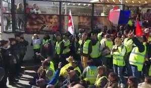Gréoux-les-Bains : des manifestants entonnent la Marseillaise pour la venue d'Emmanuel Macron
