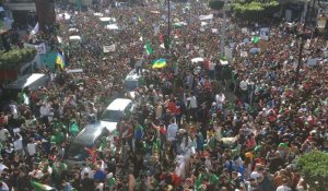 Algérie: une foule immense défile dans le centre d'Alger (5)