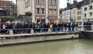Marche pour le climat : 1000 lycéens dans les rues de Troyes