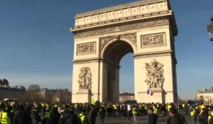 Les "gilets jaunes" se rassemblent à Paris pour leurs trois mois