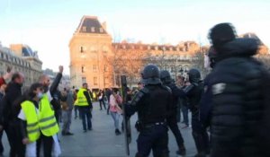 "Gilets jaunes": le rassemblement dispersé à Paris
