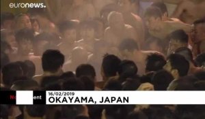 Au Japon, 10000 hommes nus tentent d'attraper un porte bonheur