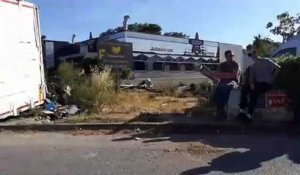 Aubagne : un camion de déchets renversé sur un rond-point sème encore la pagaille