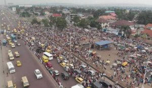 RDC: vue aérienne de la foule attendant le corps de Tshisekedi