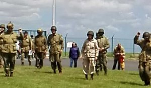 75e D-Day. Les parachutistes attendent de sauter au-dessus du hangar à dirigeables d'Écausseville