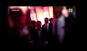Brigitte et Emmanuel Macron s'accordent un bain de foule dans la Cour de l'Élysée