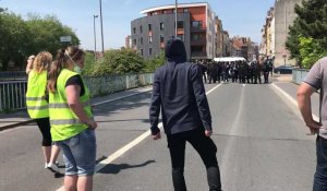 Dunkerque : quelques Gilets jaunes récitent des slogans aux CRS pendant une manifestation 