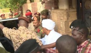 Soudan: le président déchu Omar el-Béchir transféré au parquet