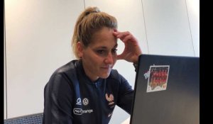 Julie Debever, défenseuse de l'équipe de France de football, émue aux larmes par un message de ses parents
