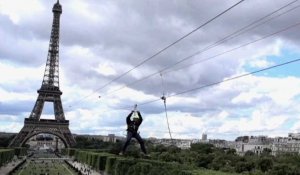 La tyrolienne de la Tour Eiffel testée avant l'ouverture