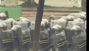 Hong Kong : l'armée chinoise menace les manifestants (vidéo)