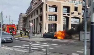 Une voiture prend feu devant la Communauté urbaine de Dunkerque