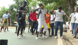 Des fans de DJ Arafat dansent et chantent avant une cérémonie d'hommage à la star du "coupé-décalé" à Abidjan