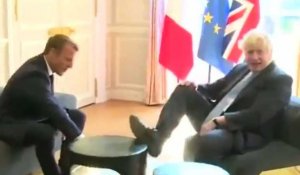 Boris Johnson : les coulisses de la photo où il pose un pied sur une table (vidéo) 