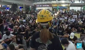 Les contestataires hongkongais manifestent dans l'aéroport pour sensibiliser les étrangers