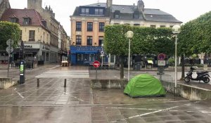 Un sans-abri passe la nuit dans une tente sur la place Foch à Saint-Omer 