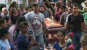 Mexique: les familles commencent à enterrer les victimes de l'incendie criminel
