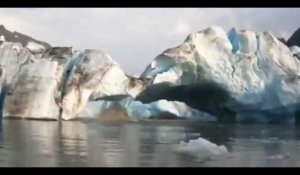 Alaska : deux kayakistes surpris par l'effondrement d'un glacier (vidéo)