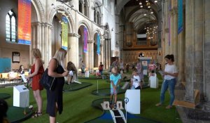 Dans une cathédrale britannique, un mini-golf pour attirer les fidèles