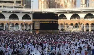 Hajj: les pèlerins marchent autour de la Kaaba