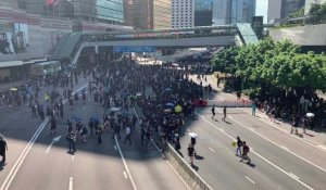 Des manifestants pro-démocratie bloquent une artère de Hong Kong