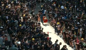 Hong Kong: heurts entre la police et les manifestants dans le quartier d'Admiralty