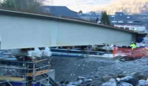Saint-Lary: évacuation spectaculaire d'un bout du pont en chantier