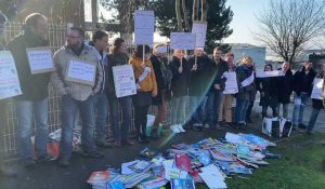 Les professeurs manifestent devant le lycée Giraux-Sannier à Boulogne