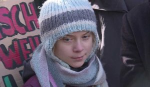 Greta Thunberg et de jeunes militants participent à une marche pour le climat à Davos