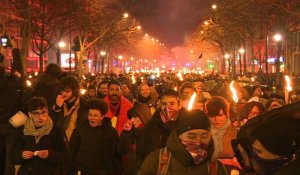 Retraites : flambeaux en main, des manifestants défilent à Paris