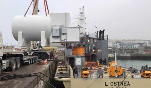 Une cuve de 42 tonnes chargée à bord d'un nouveau navire à Boulogne-sur-Mer 
