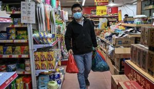 Épidémie de coronavirus : le bilan s'alourdit en Chine, les pays se protègent