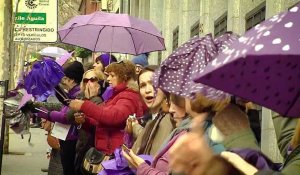 "Chaîne féministe" dans les rues de Madrid