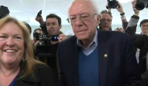Bernie Sanders vote dans son fief du Vermont lors du "Super Tuesday"