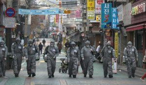 Des soldats désinfectent les rues de Séoul, 142 nouveaux cas en Corée du Sud